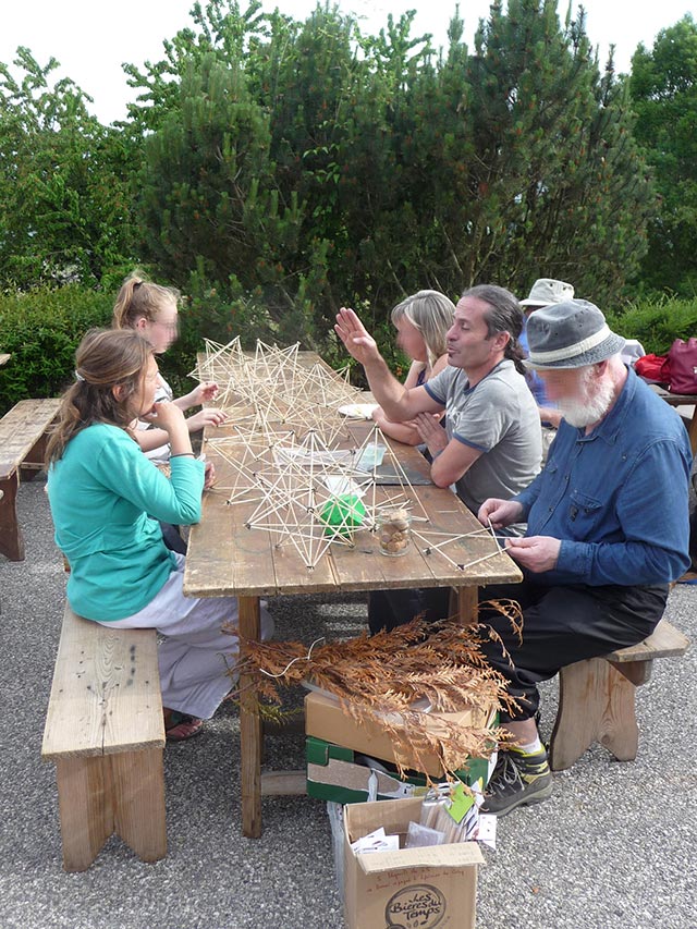 Gianluca Figus animait un atelier de constructions avec des matériaux naturels 